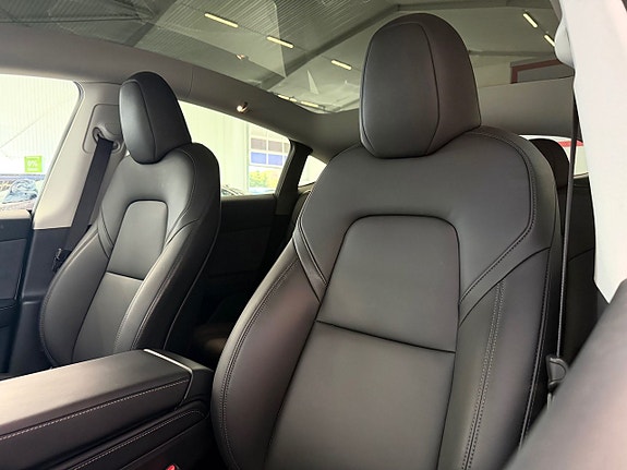 Tesla Model Y 18 of 27