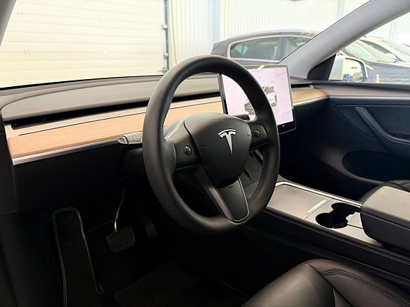 Tesla Model Y 19 of 27