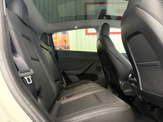 Tesla Model Y 15 of 27