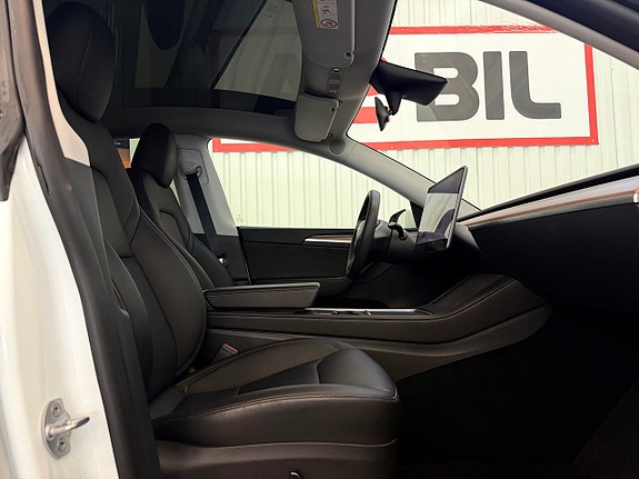 Tesla Model Y 9 of 27