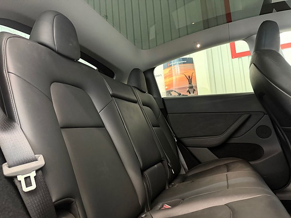 Tesla Model Y 14 of 27