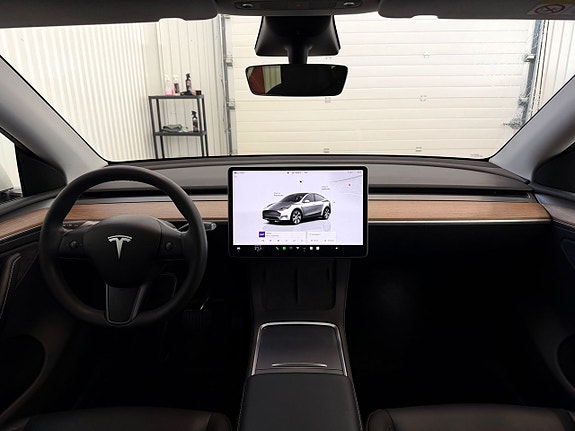 Tesla Model Y 16 of 27