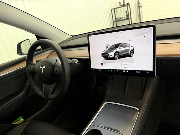 Tesla Model Y 12 of 27