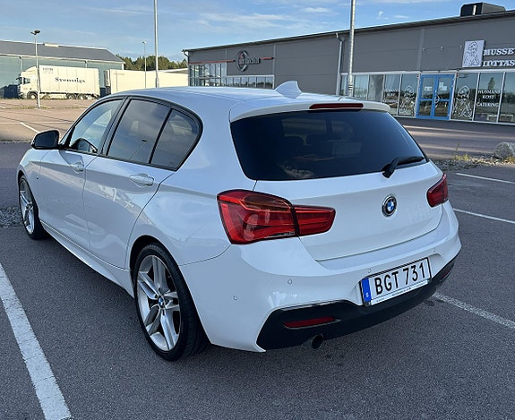 BMW 118i 4 of 5