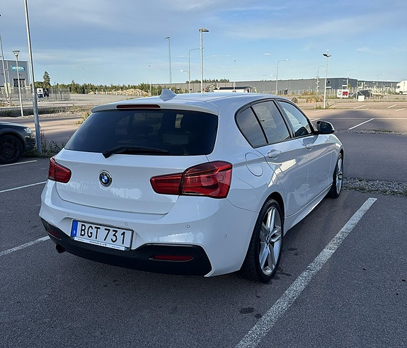 BMW 118i 3 of 5