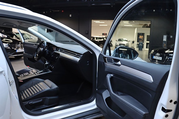 Volkswagen Passat Alltrack 12 of 25