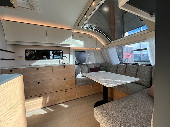 Adria Adora 613 UT /ALDE / Queens-bed på tvären / Badrum bak 5 of 20