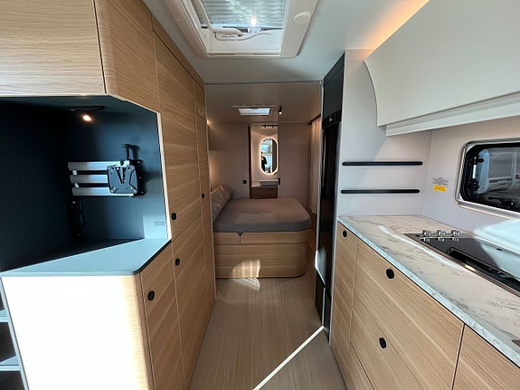 Adria Adora 613 UT /ALDE / Queens-bed på tvären / Badrum bak 8 of 20