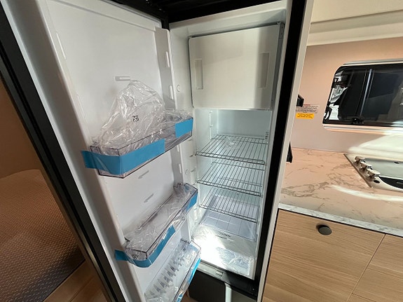 Adria Adora 613 UT /ALDE / Queens-bed på tvären / Badrum bak 10 of 20