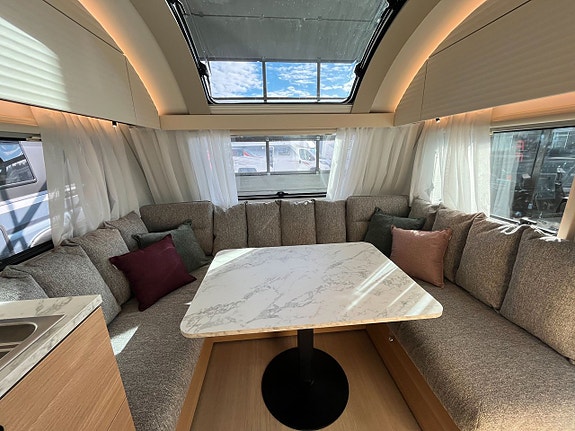Adria Adora 613 UT /ALDE / Queens-bed på tvären / Badrum bak 7 of 20