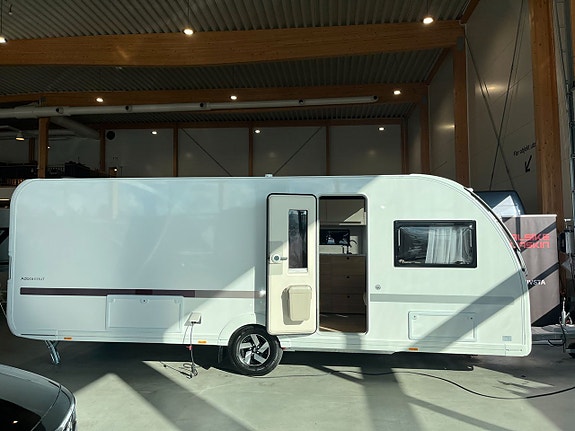 Adria Adora 613 UT /ALDE / Queens-bed på tvären / Badrum bak 2 of 20