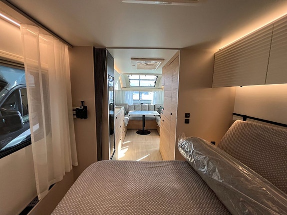 Adria Adora 613 UT /ALDE / Queens-bed på tvären / Badrum bak 15 of 20