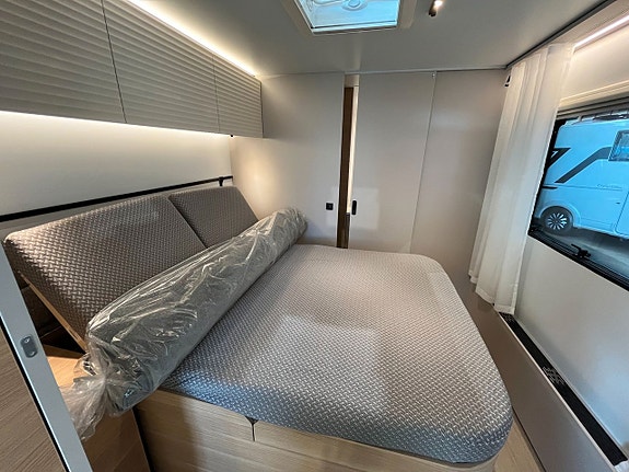 Adria Adora 613 UT /ALDE / Queens-bed på tvären / Badrum bak 11 of 20