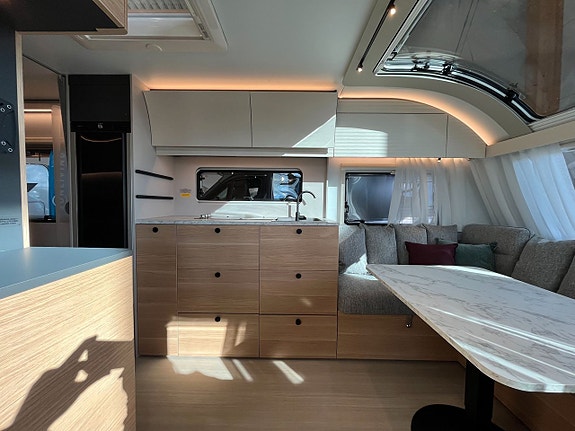 Adria Adora 613 UT /ALDE / Queens-bed på tvären / Badrum bak 6 of 20