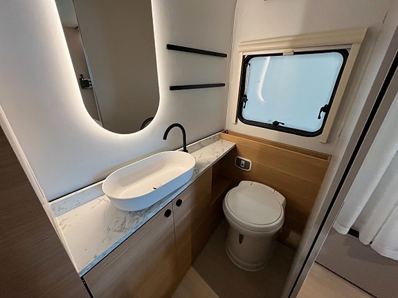 Adria Adora 613 UT /ALDE / Queens-bed på tvären / Badrum bak 13 of 20