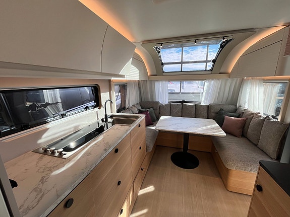 Adria Adora 613 UT /ALDE / Queens-bed på tvären / Badrum bak 18 of 20
