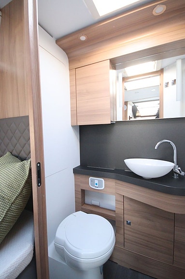 Adria Coral Plus 670 SLT. Fiat 6D 2,3 44 H (160 Hk) 17 of 18