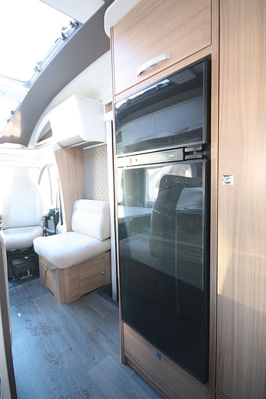 Adria Coral Plus 670 SLT. Fiat 6D 2,3 44 H (160 Hk) 11 of 18