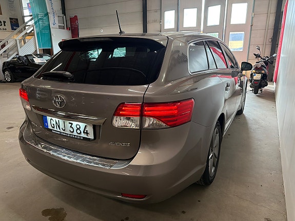 Toyota Avensis 5 of 5