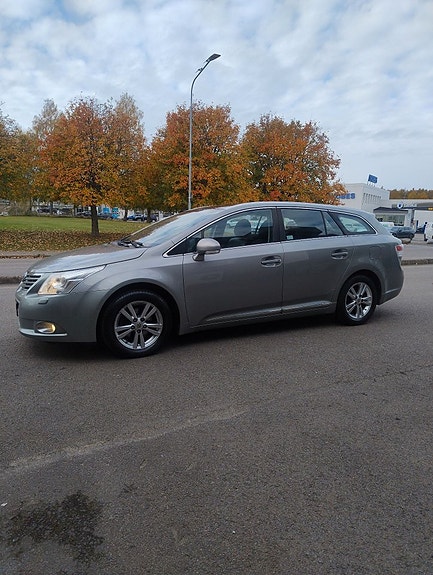 Toyota Avensis 2 of 5