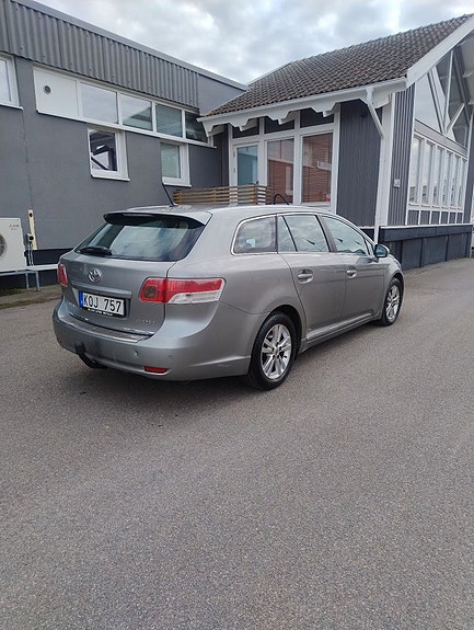 Toyota Avensis 4 of 5