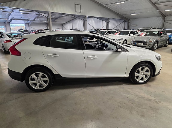 Volvo V40 Cross Country 3 of 10