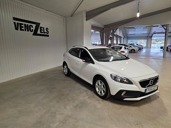 Volvo V40 Cross Country 2 of 10