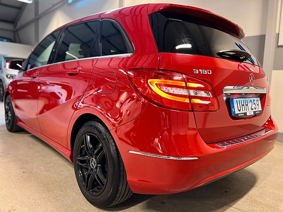 Mercedes-Benz B180 4 of 5