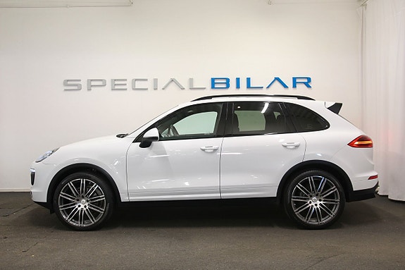 Porsche Cayenne 2 of 5