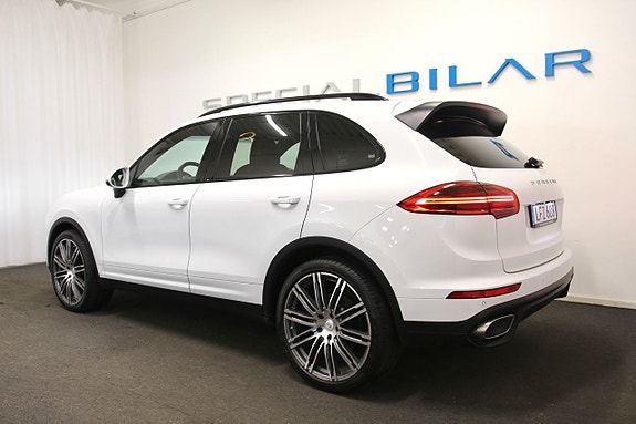 Porsche Cayenne 3 of 5