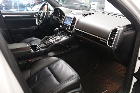 Porsche Cayenne 17 of 24