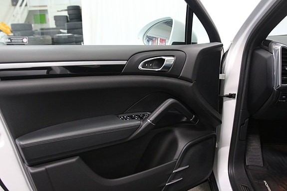 Porsche Cayenne 5 of 5