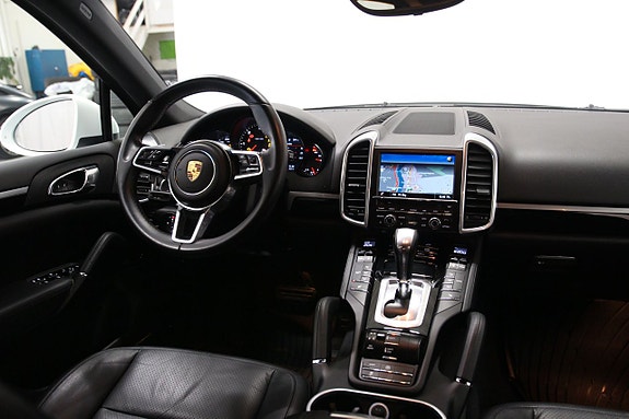 Porsche Cayenne 16 of 24