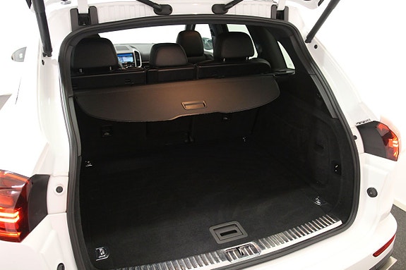 Porsche Cayenne 12 of 24