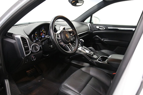 Porsche Cayenne 4 of 5