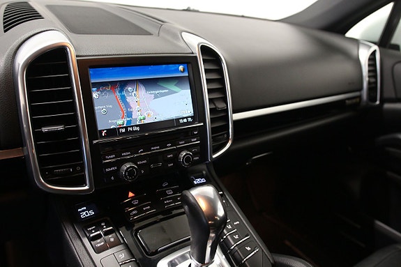 Porsche Cayenne 9 of 24