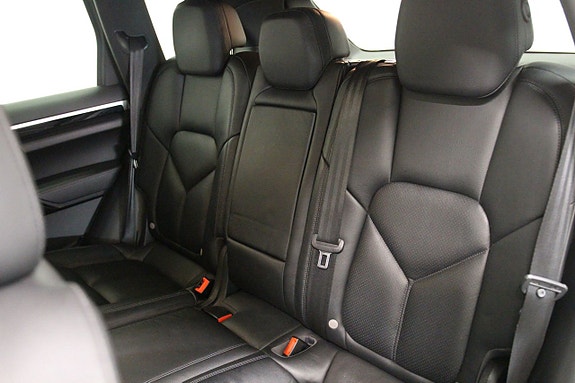 Porsche Cayenne 11 of 24