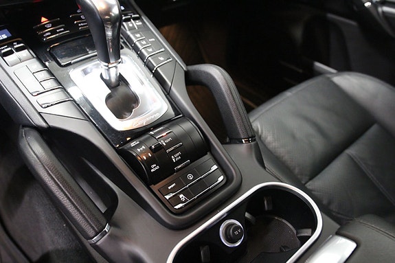 Porsche Cayenne 8 of 24