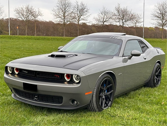 Dodge Challenger 2 of 5
