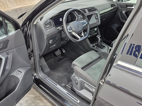 Volkswagen Tiguan 2 of 12