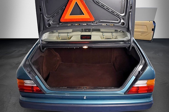 Mercedes-Benz 230 CE 21 of 21