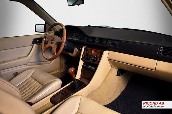 Mercedes-Benz 230 CE 13 of 21