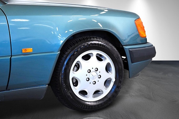 Mercedes-Benz 230 CE 11 of 21