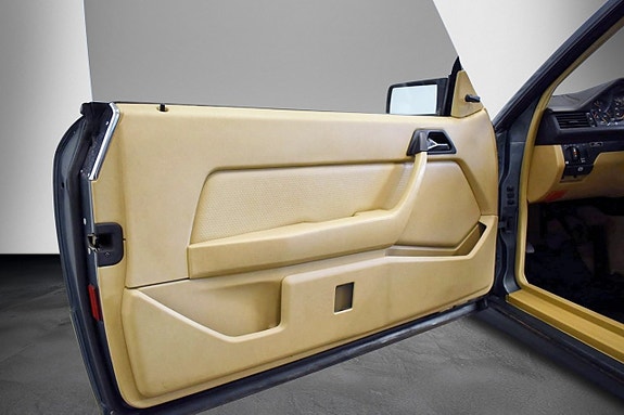 Mercedes-Benz 230 CE 17 of 21