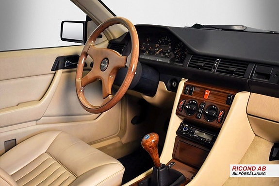 Mercedes-Benz 230 CE 14 of 21