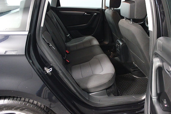 Volkswagen Passat 13 of 19