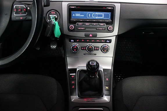 Volkswagen Passat 16 of 19
