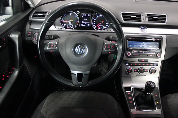 Volkswagen Passat 17 of 19