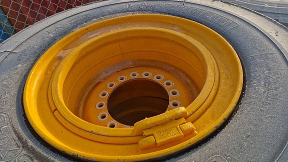 Breda sommarhjul 650/65R25 på L70 L90 fälgar