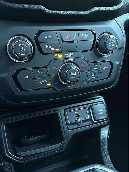 Jeep Renegade 17 of 24